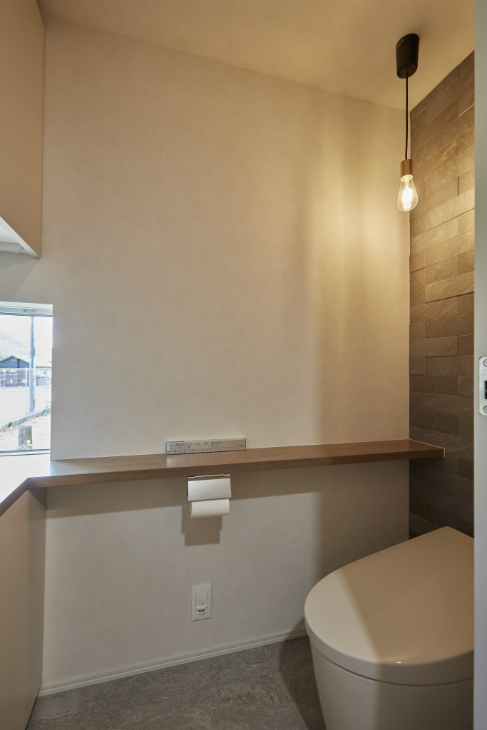トイレは小窓を設け、明るさと抜け感をプラスしてリラックスできるよう設計。